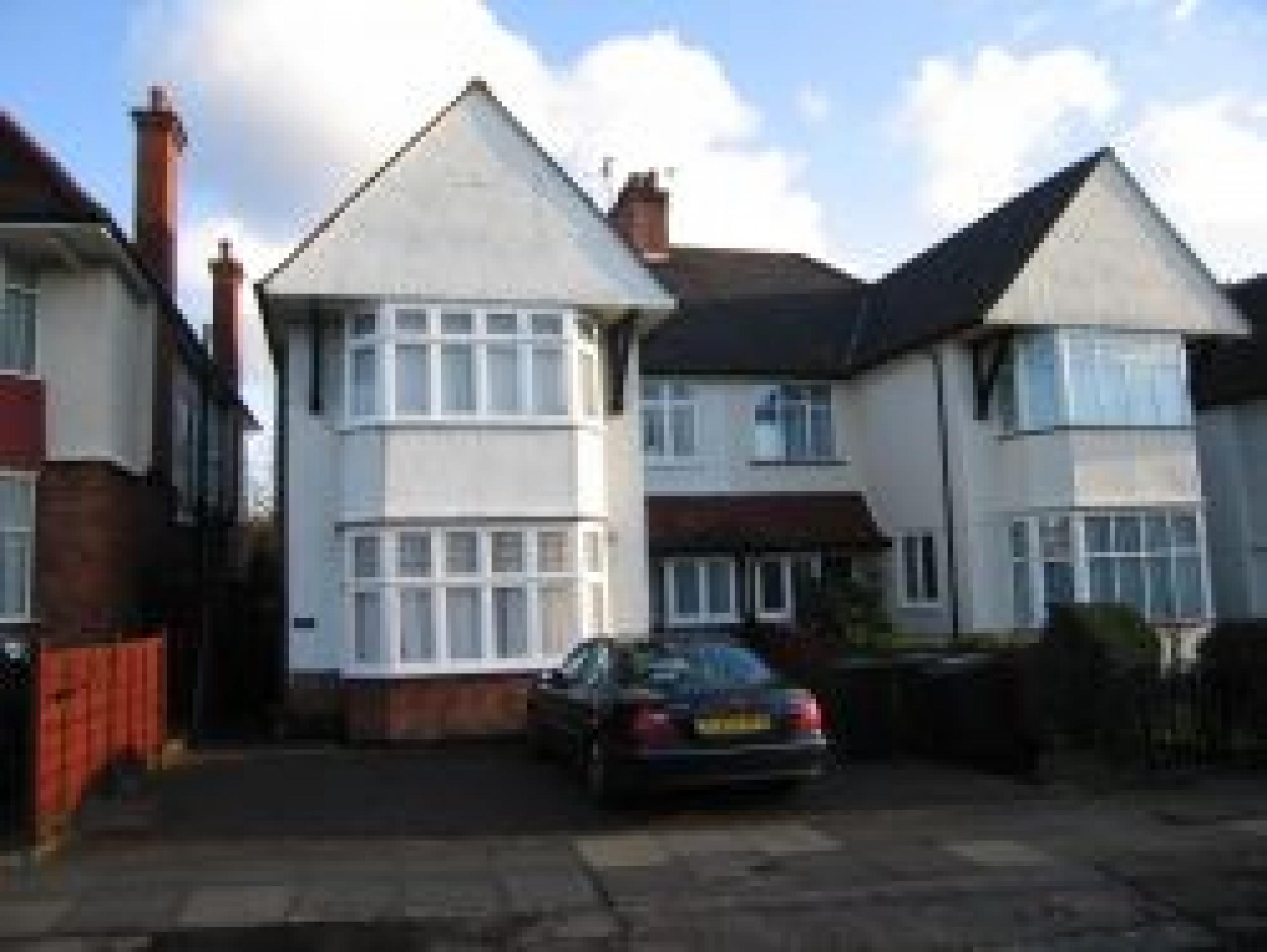 			VIEWINGS ARE HIGHLY RECOMMENDED!, 3 Bedroom, 1 bath, 1 reception Flat			 Leeside Crescent, GOLDERS GREEN NW11 NW11